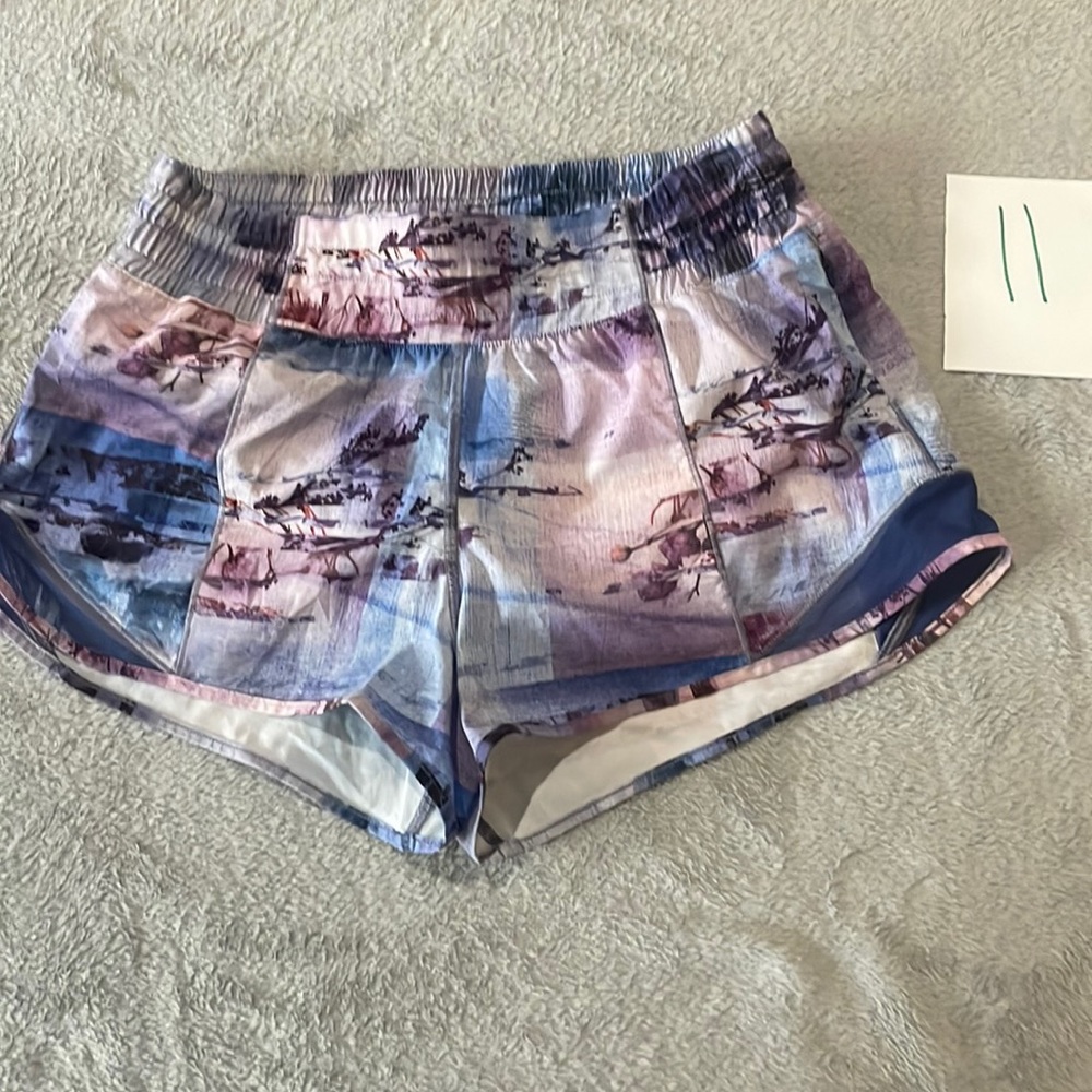 Lululemon purple blue sz 4 hottie hot shorts 2.5 in inseam liner intact